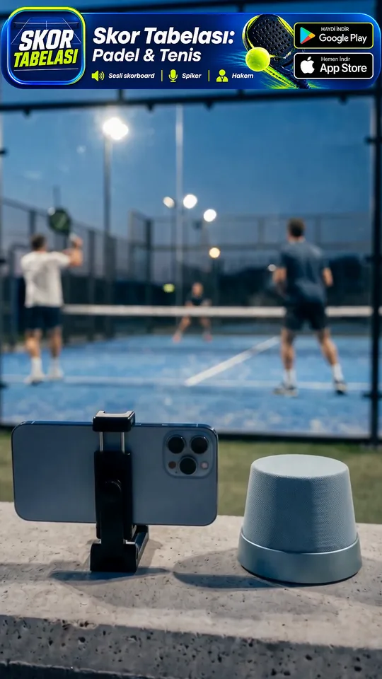 Gece padel kortunda kort kenarına kurulmuş telefon ve hoparlör, arkada iki oyuncu