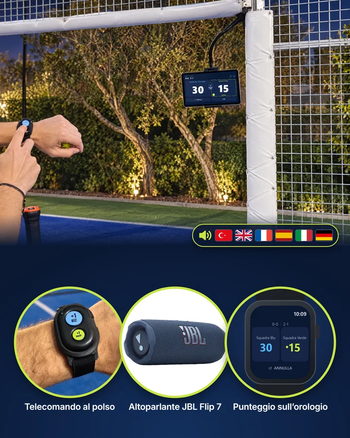 Installazione a bordo campo: un tablet appeso a un supporto a collo d&rsquo;oca fissato all&rsquo;angolo superiore dell&rsquo;ingresso del campo mostra Squadra Blu 30 &ndash; Squadra Verde 15; un giocatore preme il telecomando con cinturino al polso. Primi piani sotto: il telecomando Bluetooth con cinturino al polso, un altoparlante JBL Flip 7 e un Apple Watch con lo stesso punteggio. Annunci vocali in sei lingue.