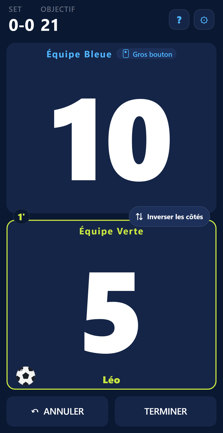 Écran de score du padbol&nbsp;: 10-5 dans un set en 21 points&nbsp;; un ballon de foot comme indicateur de service