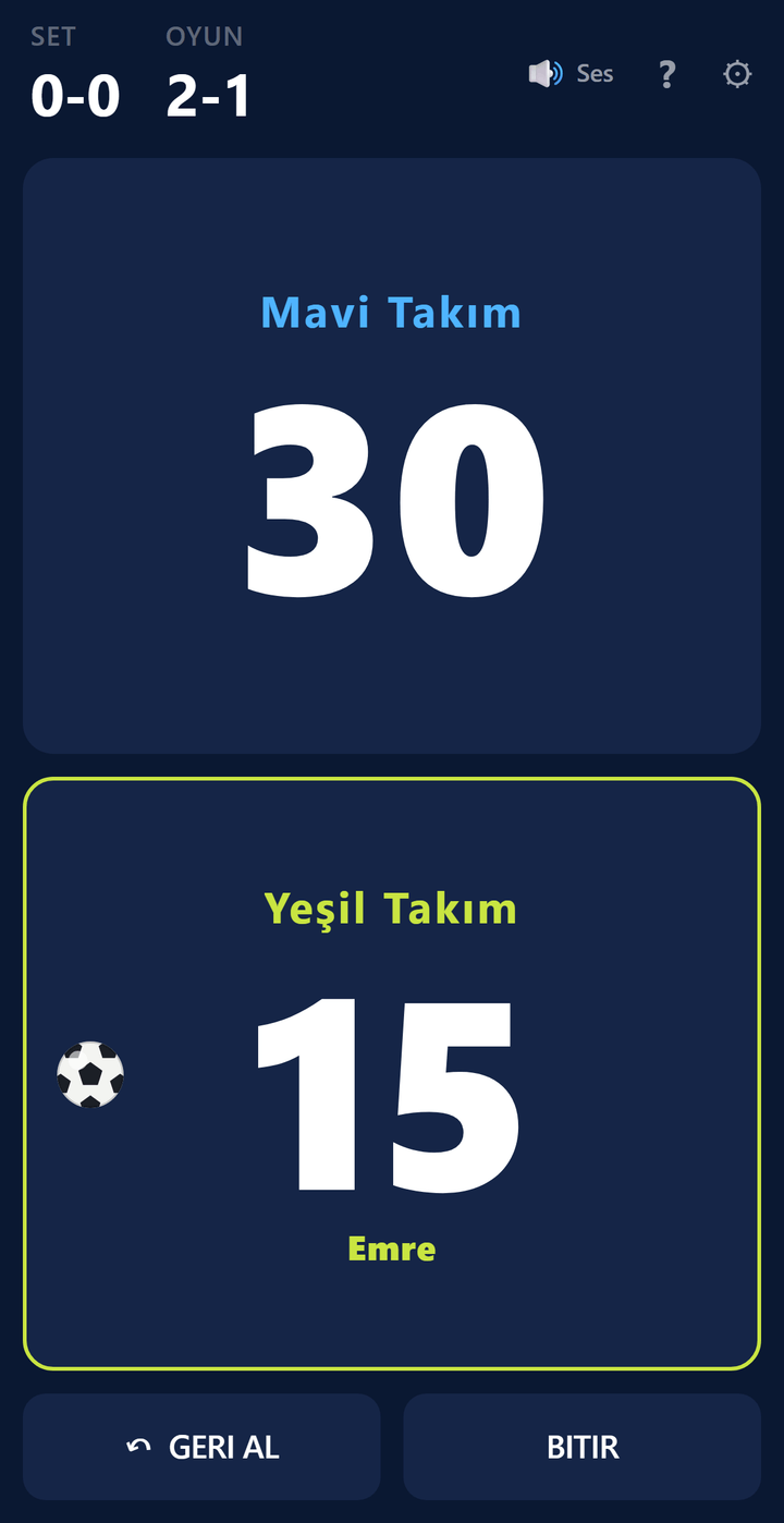 Padbol skor ekranı: oyunlar 2-1, sayı 30-15; servis göstergesinde futbol topu