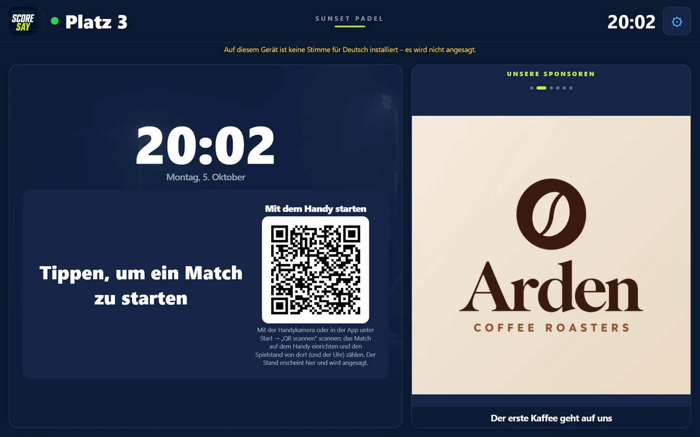 Tablet von Platz 3 im Ruhezustand: Uhr, „Tippen, um ein Match zu starten“, QR-Code „Mit dem Handy starten“ und Sponsorenanzeige