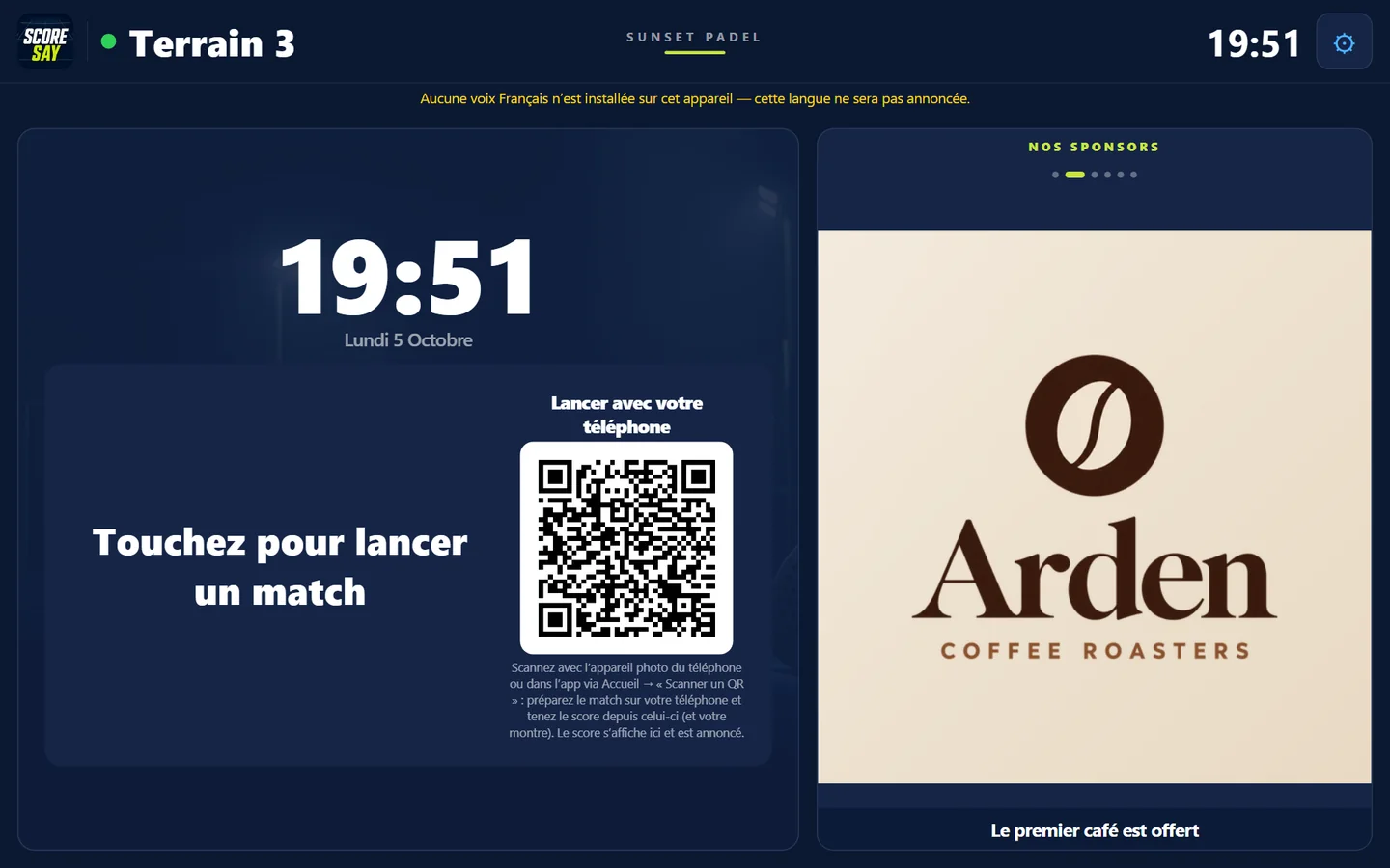 Tablette du terrain 3 au repos : horloge, « Touchez pour lancer un match », QR code « Lancer avec votre téléphone » et vitrine sponsors