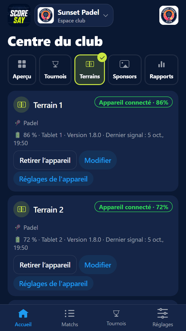 Onglet Terrains : badge appareil connecté, niveau de batterie, version et heure du dernier signal pour chaque terrain