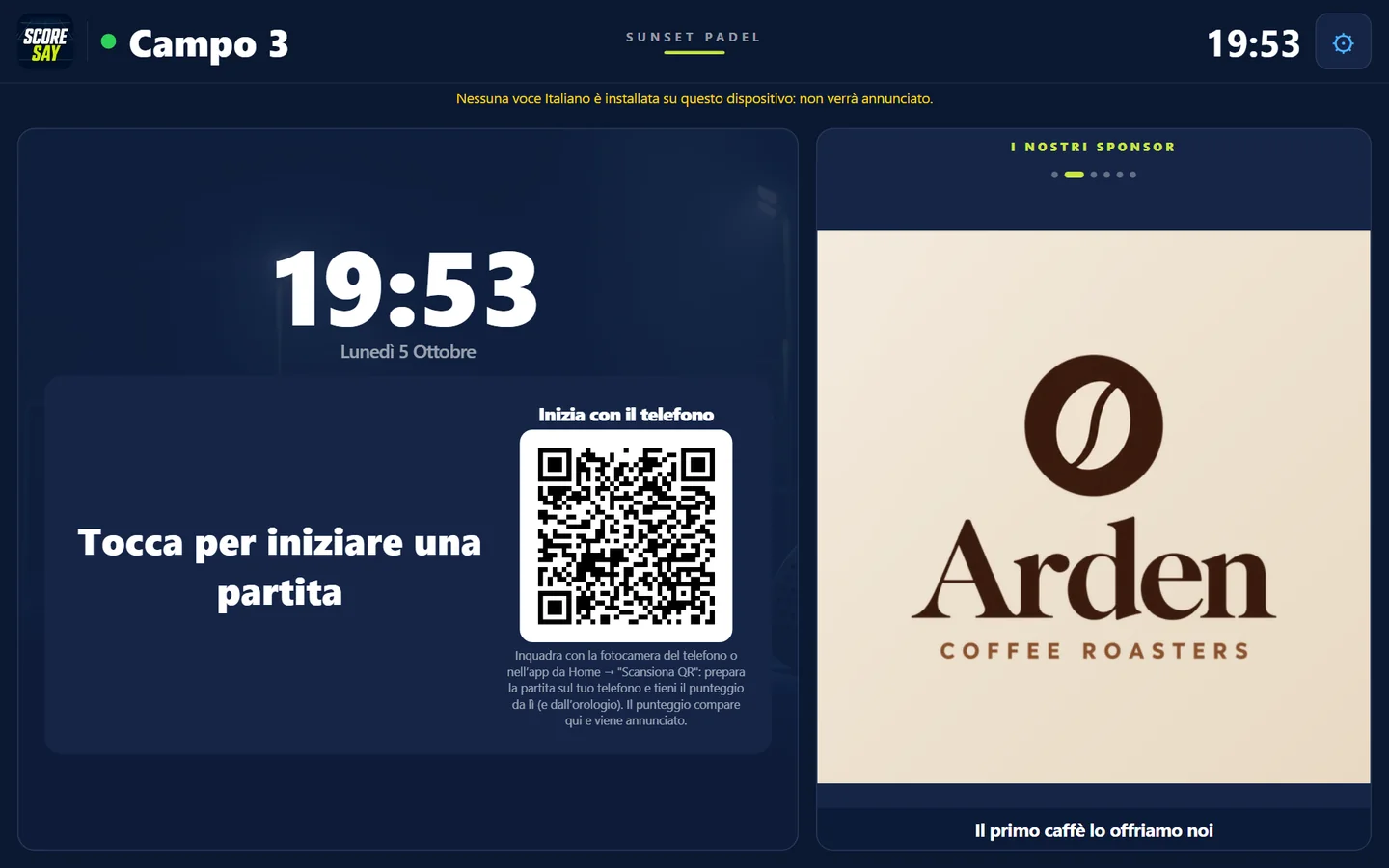 Tablet del campo 3 a riposo: orologio, «Tocca per iniziare una partita», codice QR «Inizia con il telefono» e vetrina sponsor