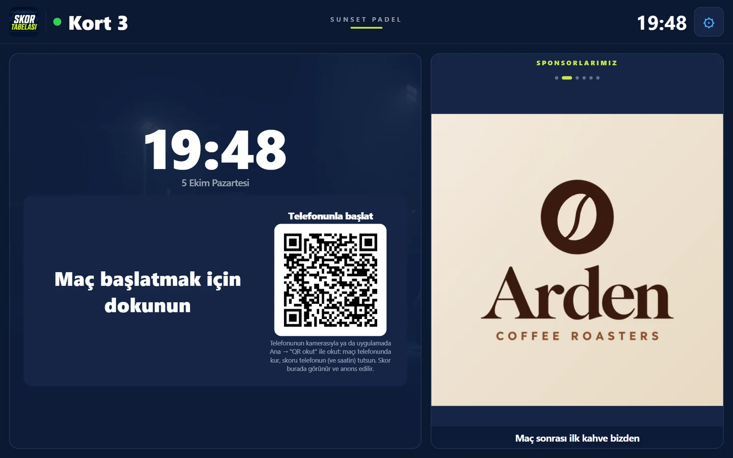 Kort 3'ün tableti boşta: saat, 'Maç başlatmak için dokunun', 'Telefonunla başlat' QR'ı ve sponsor vitrini