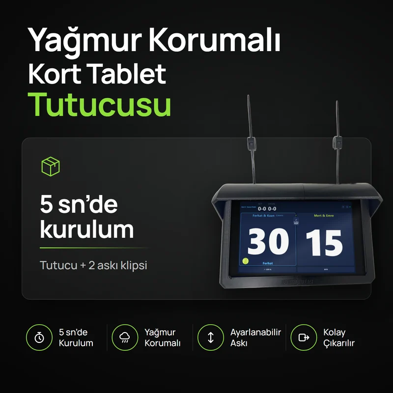 Yağmur Korumalı Kort Tablet Tutucusu: siperlikli siyah tutucu, içinde skor gösteren tablet ve iki askı klipsi