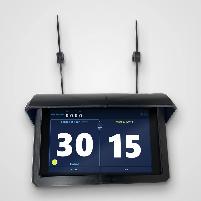 Supporto tablet da campo: supporto nero con visiera, un tablet con il punteggio e due clip di aggancio