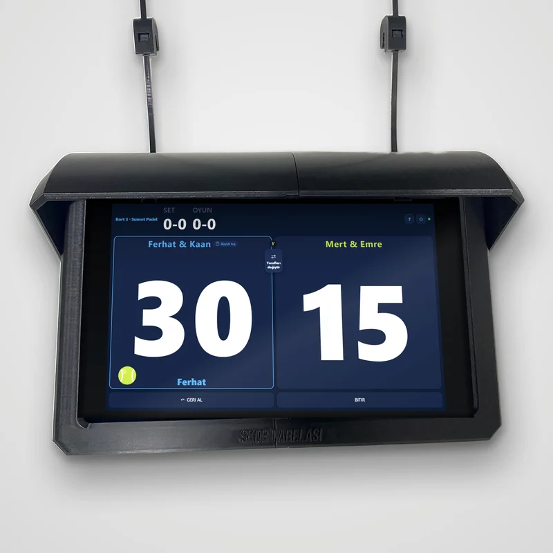 Supporto tablet da campo: supporto nero con visiera, un tablet con il punteggio e due clip di aggancio